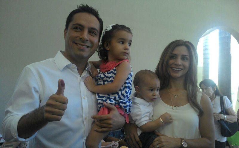 El aspirante panista Mauricio Vila y su familia. (Archivo/SIPSE)