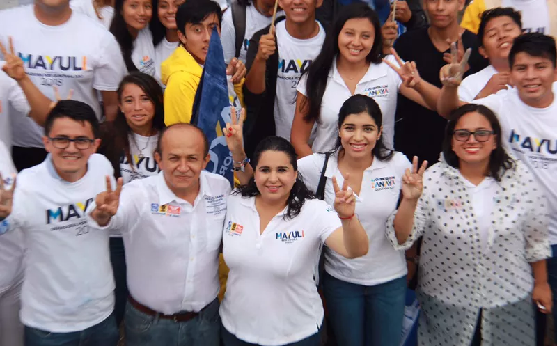 La candidata Mayuli Martínez realizó un volanteo y una caminata por las calles de la isla de las golondrinas. (Foto: Redacción)
