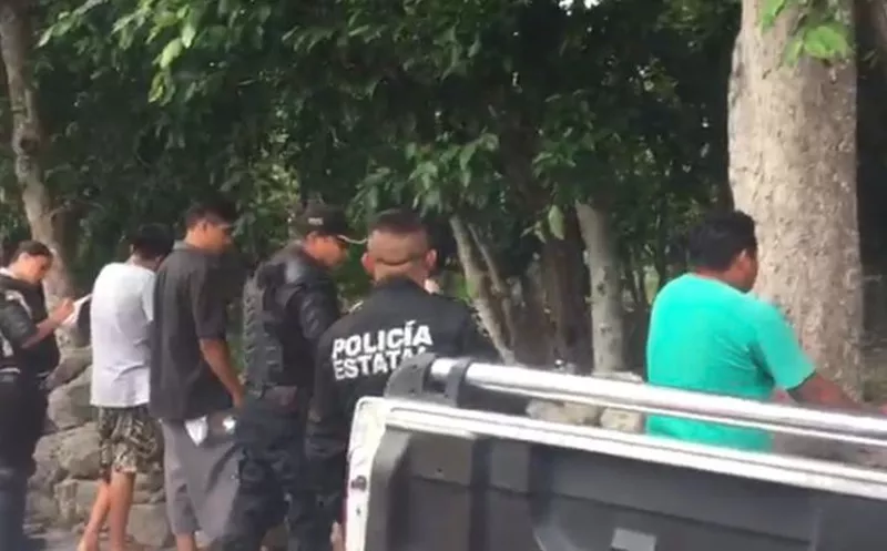 Presuntamente los fueron detenidos portaban droga y algunas credenciales del Instituto Nacional Electoral INE. (Captura de pantalla/Video: Jorge Caiuch/Milenio Novedades)