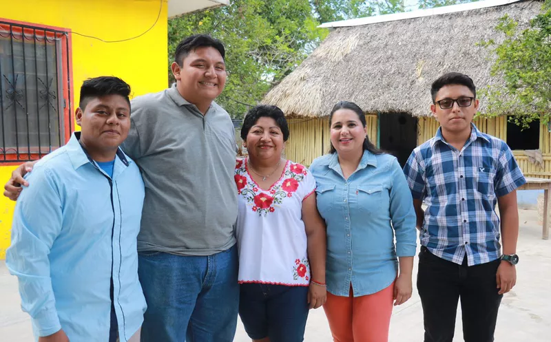 La candidata Mayuli Martínez con Manuel Jesús Canul, ejemplo del talento que hay en Quintana Roo.