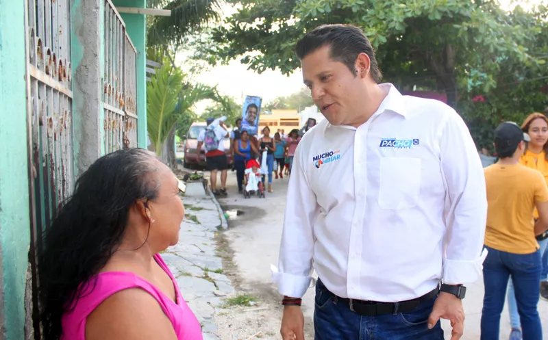 Eduardo Pacho Gallegos caminó por las calles de las Súpermanzanas 63, 73 y 92 de Cancún. (Cortesía)