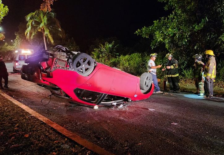 Elementos de seguridad vuelcan vehículo en Cozumel; hay tres lesionados