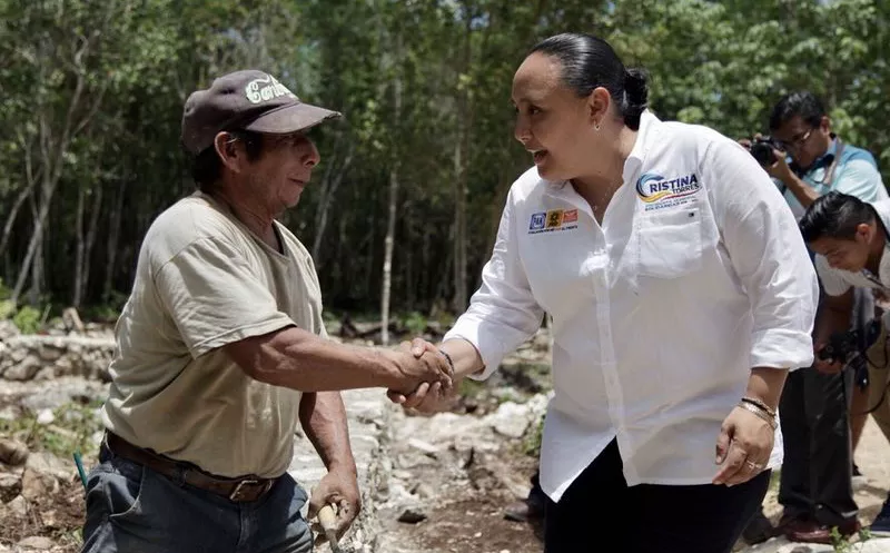 Cristina Torres, candidata de la alianza Por Quintana Roo al Frente, escuchó las necesidades de los habitantes y compartió sus propuestas. (SIPSE)