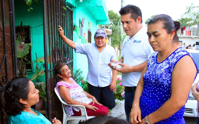 Eduardo Pacho Gallegos celebró el aniversario número 49 de Cancún visitando casa por casa las regiones. (Cortesía)