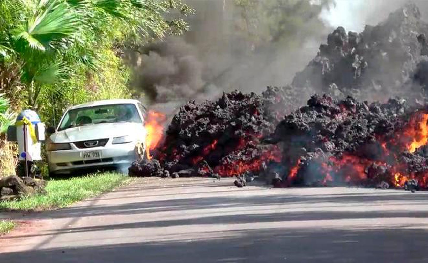 Erupción de volcán acaba con casas y automóviles en Hawái