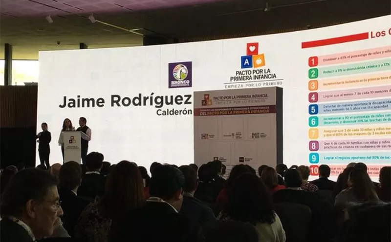 Jaime Rodríguez Calderón, “El Bronco”, se dio el tiempo para firmar un compromiso en el Papalote Museo del Niño. (excelsior.com)