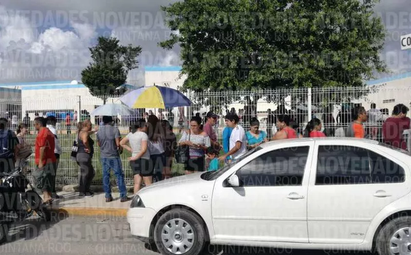 Más de 600 personas han arribado a la zona del Hospital General de Cancún. (Pedro Olivo/ SIPSE)