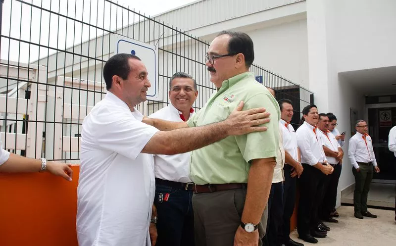 Jorge Carlos Ramírez Marín, candidato al Senado por la coalición Todos por México visitó la procesadora de alimentos Marlet. (SIPSE)