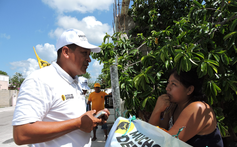 El candidato de la coalición “Orden y Desarrollo por Quintana Roo”, prestó atención a cada queja que compartieron los ciudadanos. (Redacción/SIPSE)