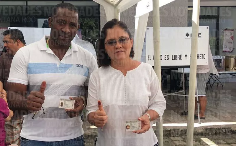 María Luisa Del Carmen Alcérreca Manzanero, presidenta municipal de Othón P. Blanco, acudió a votar  acompañada de su esposo, Norberto Charles Conté. (Claudia Martin/SIPSE)
