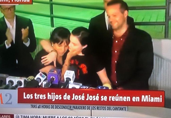 Los hijos de José José se dieron un abrazo frente a la prensa. (Redacción/SIPSE)