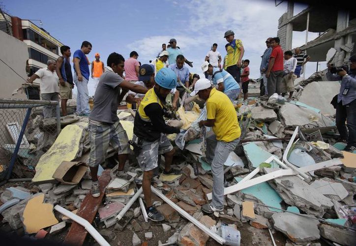 Asciende a 77 cifra de muertos por sismo en Ecuador; sigue el estado de