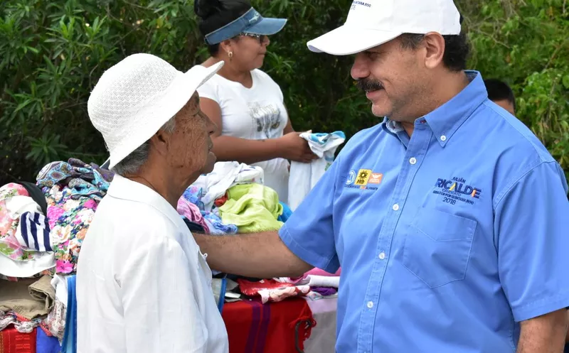 El abanderado de la alianza Por Quintana Roo al Frente, recorrió
Leona Vicario, municipio de Puerto Morelos. (Redacción)