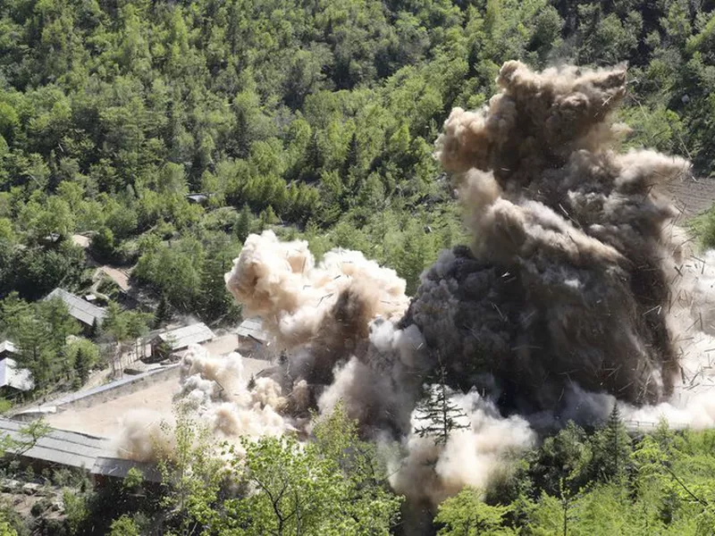 North Korean leader Kim Jong Un made good on his promise to demolish his country’s nuclear test site, which was formally closed in a series of huge explosions Thursday as a group of foreign journalists looked on (Foto: AP)