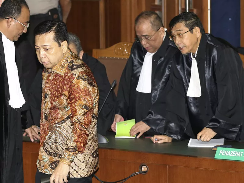 former Indonesia’s Parliament Speaker Setya Novanto, right, is about to shake hands with a prosecutor during his sentencing hearing at the Corruption Cases Court in Jakarta, Indonesia.