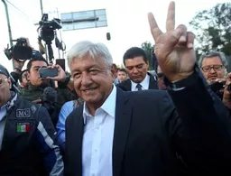 López Obrador, primer candidato en llegar a realizar su voto
