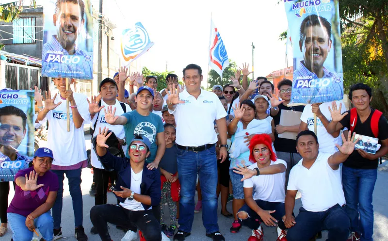 Este domingo el candidato a Diputado Local del Partido Acción Nacional, Eduardo Pacho recorrió la región 92 y la súpermanzana 41. (Cortesía)