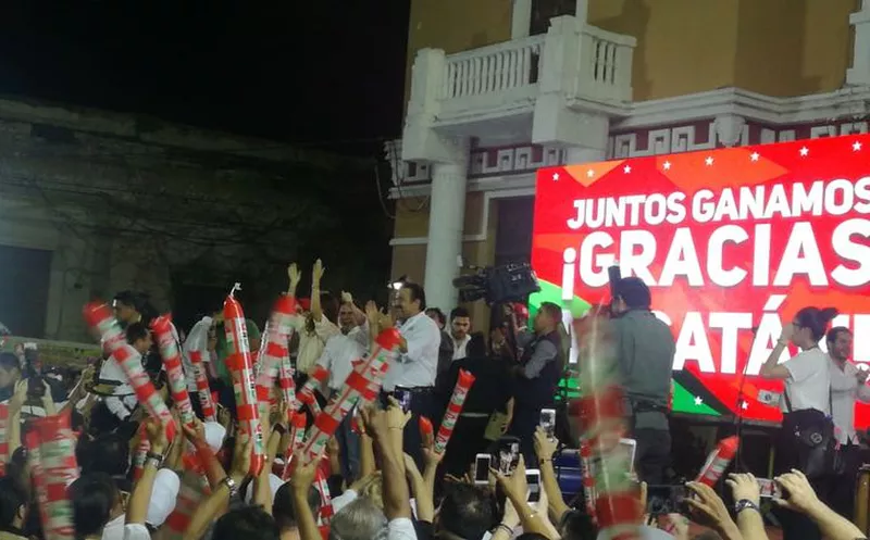 La militancia priista asistió a celebrar el final de la jornada electoral en Yucatán. (Israel Cárdenas/Milenio Novedades)