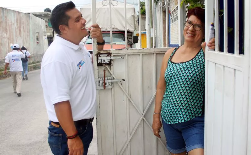 El candidato a diputado Eduardo Pacho Gallegos recorrió las calles de la súper manzana 72 y 92 de Cancún. (Cortesía)