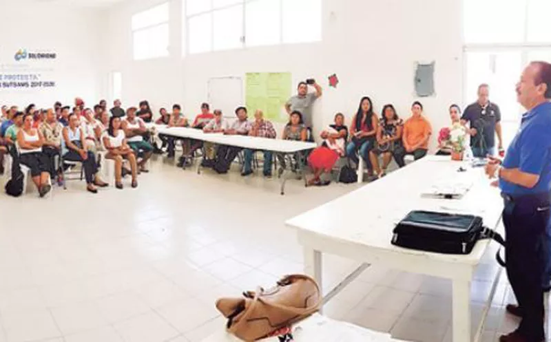 El candidato a senador, Julián Ricalde Magaña, se reunió con integrantes del sector rural de Solidaridad. (Redacción)