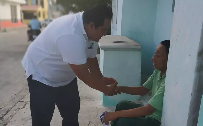 Javier Dzib, candidato a diputado del distrito 7 por parte del partido Confianza por Quintana Roo, continuó su caminata por la región 96. (Cortesía)