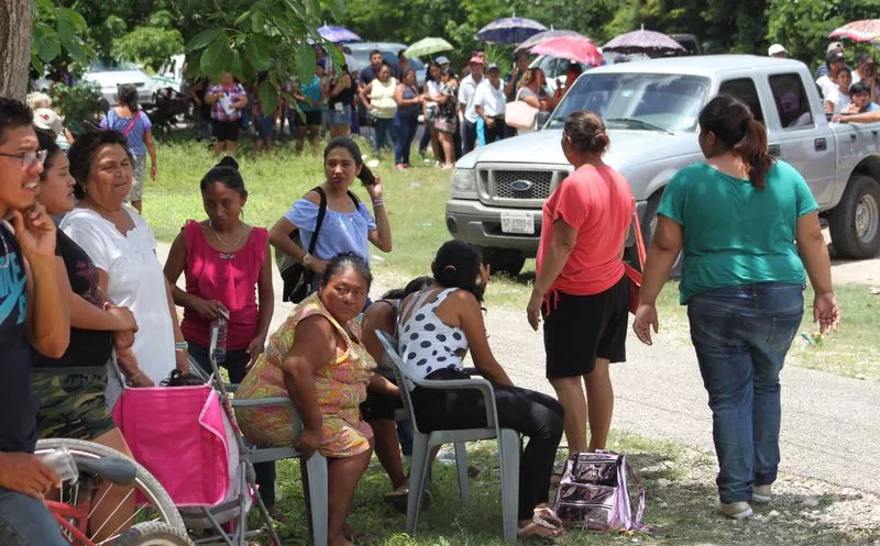 En Calotmul, el calor era sumamente intenso y decenas de personas de la tercera edad y adultos acompañados de niños, esperaban en las calles para pasar a las casillas. (Marco Moreno/Milenio Novedades)