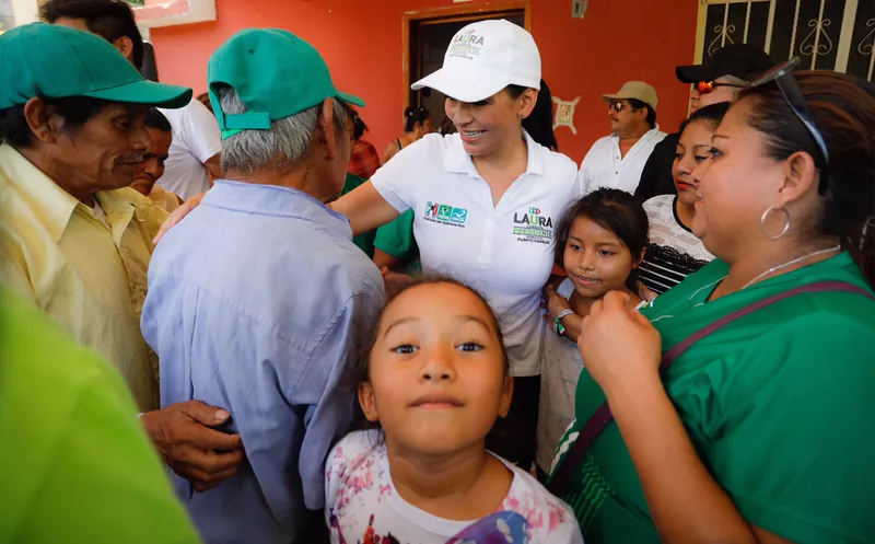 Laura Fernández, candidata a la presidencia municipal de Puerto Morelos realizó una caminata en el primer cuadro de la comunidad de Leona Vicario. (SIPSE)