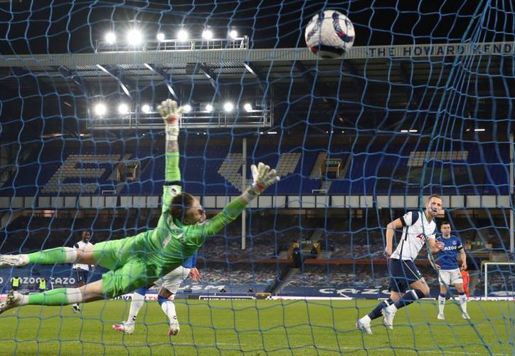 Kane notes 2;  Tottenham level with Everton