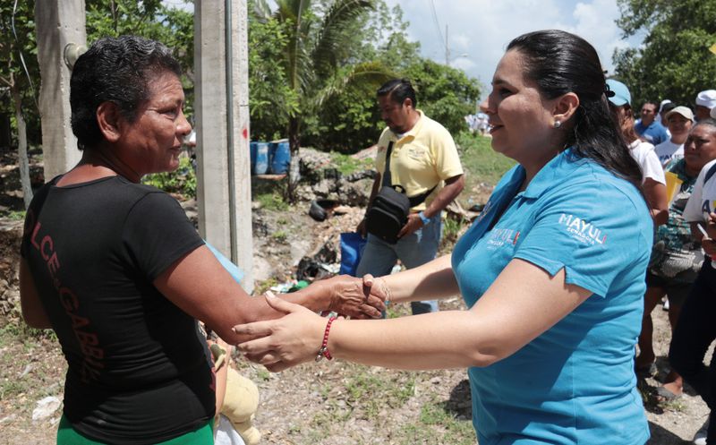 La candidata al Senado, Mayuli Martínez, durante un recorrido que realizo en las colonias Bosque y Américas, en Isla Mujeres.