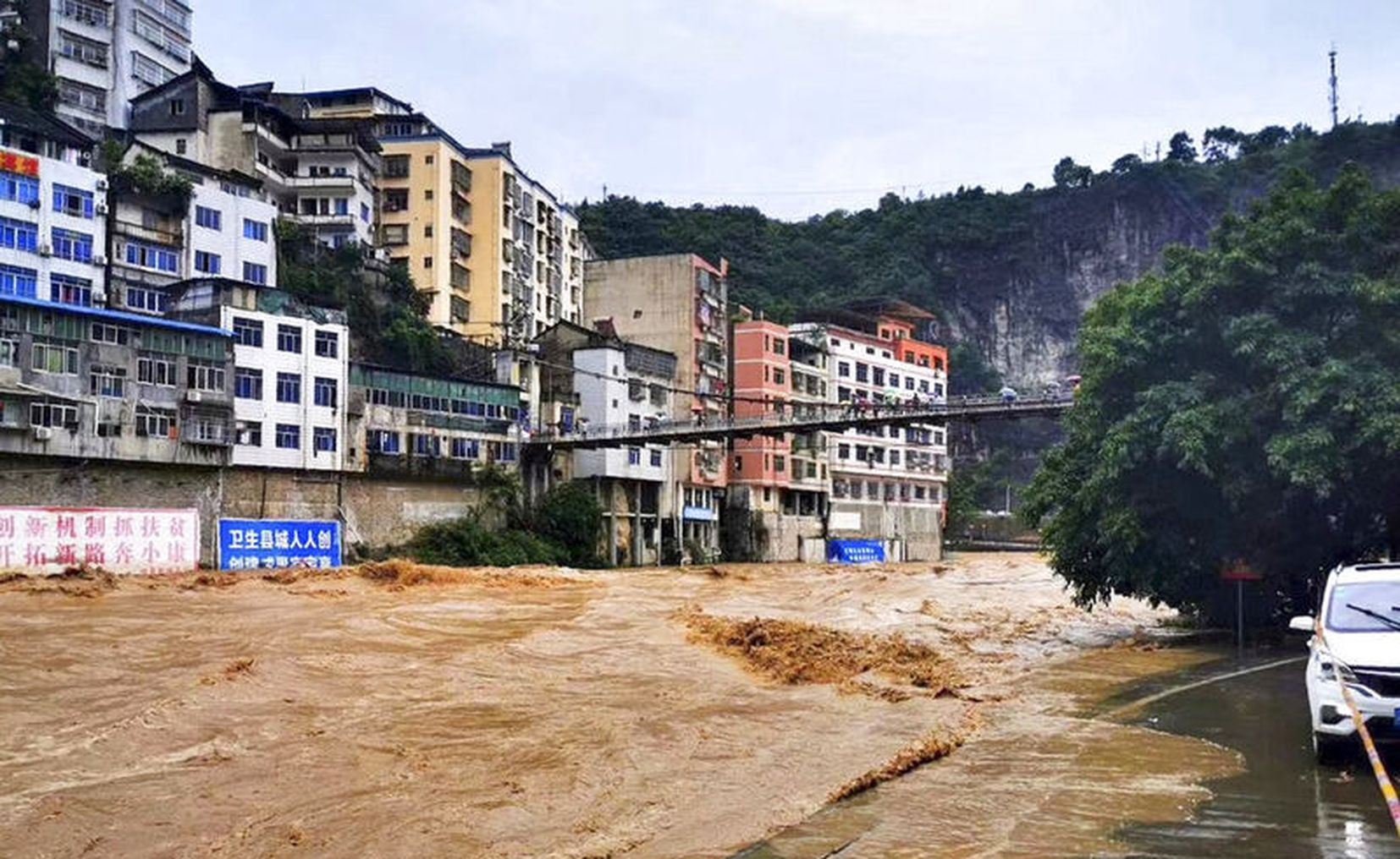 Dejan inundaciones cinco muertos en China (VIDEO)