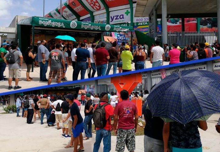 Largas filas para conseguir boletos del Leones vs. Diablos en el Kukulcán