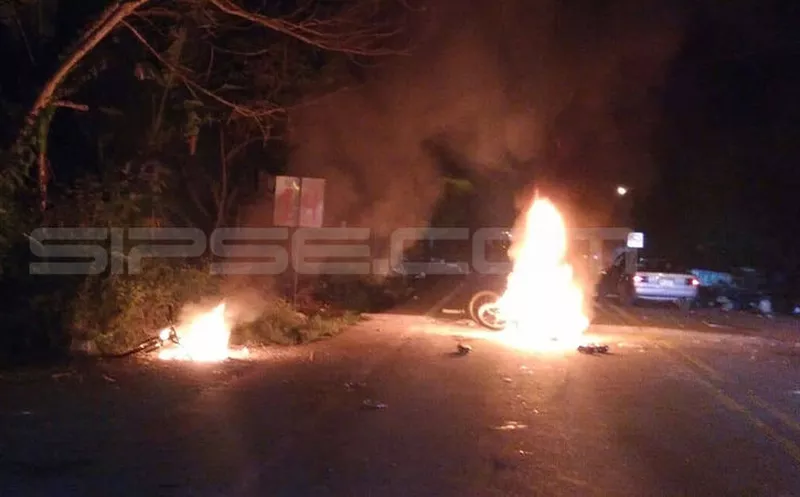 Un grupo de agitadores prendió fuego a una moto en Catzín, Chemax. (Milenio Novedades)