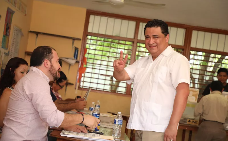 Eduardo Martínez Arcila, presidente de la de la Gran Comisión del Congreso del Estado, emitió su voto en Cancún. (Cortesía)