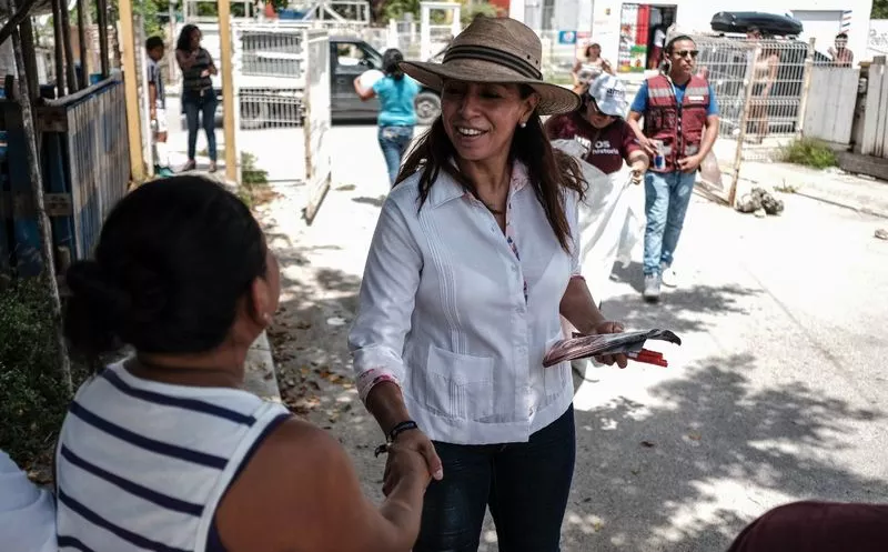 Marybel Villegas Canché, recorrió el fraccionamiento Paraíso Maya, en la Región 107 de Cancún, para escuchar las necesidades de la población. (SIPSE)