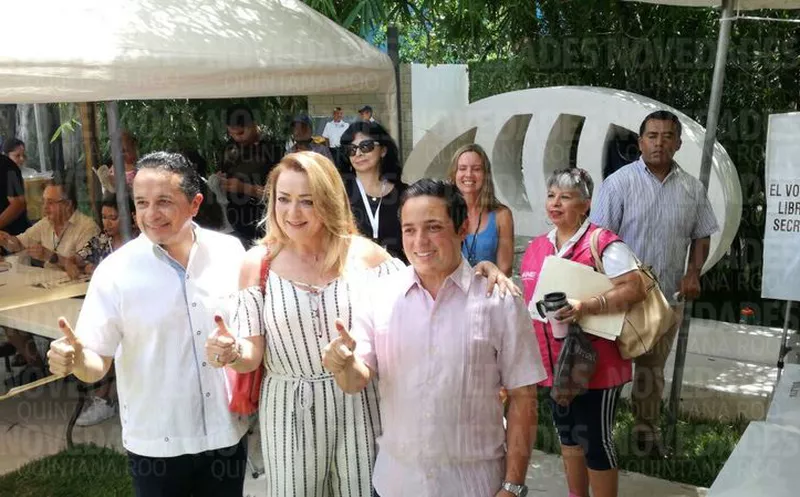 El gobernador de Quintana Roo, Carlos Joaquín González, acudió a votar acompañado de su esposa, Gabriela Rejón de Joaquín. (Redacción/SIPSE)
