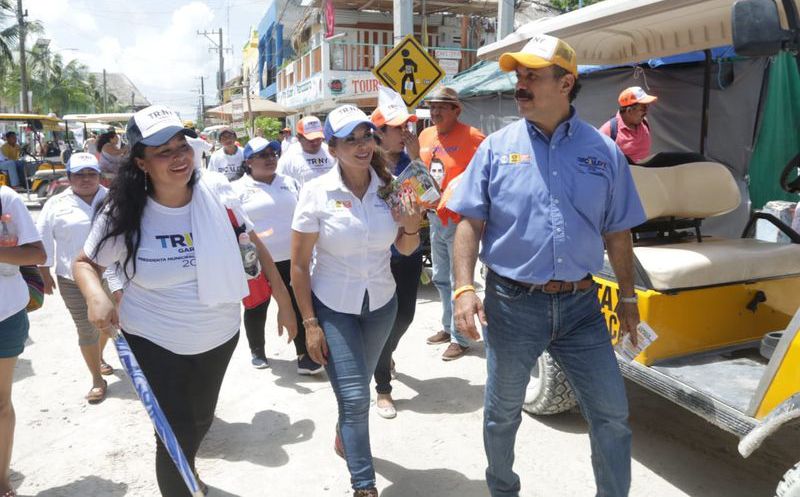 La candidata de la coalición "Por Quintana Roo al Frente" recorrió las calles de la isla. (Cortesía)