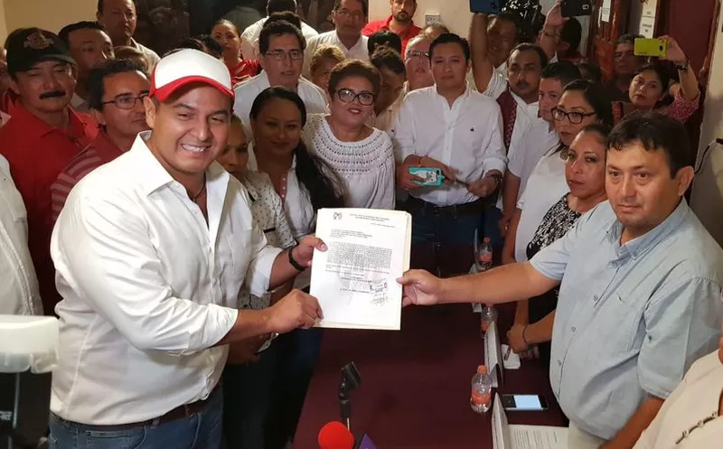 Juan Carrillo Soberanis presentó su registró para la reelección en la presidencia municipal de Isla Mujeres. (Foto: Redacción/SIPSE)