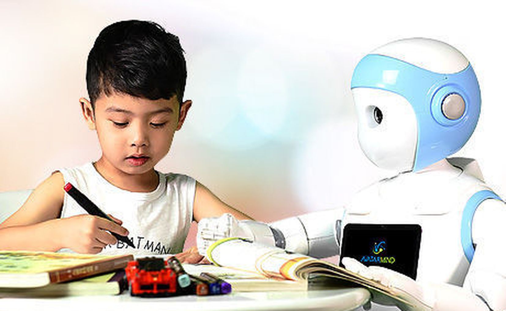 Мальчик купил робота. Робот няня. Роботы-помощники. Робот нянька для детей. Робот помощник для детей.