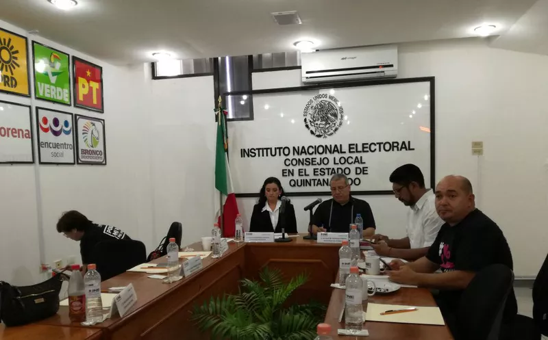 Consejo Local del Instituto Nacional Electoral se prepara para reanudar la sesión permanente y dar a conocer el desarrollo de la jornada y sus incidencias. (Benjamín Pat/SIPSE)
