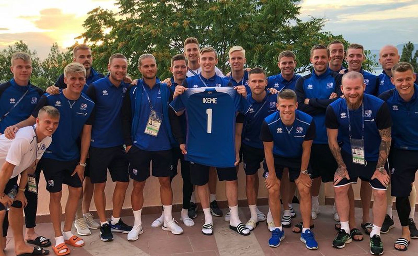 Jugadores de Islandia apoyan a portero de Nigeria con leucemia