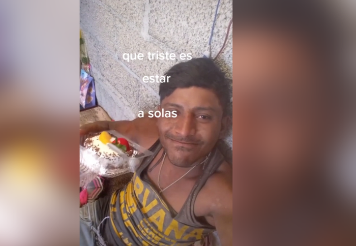 Albañil llora al festejar su cumpleaños solo (VIDEO) 