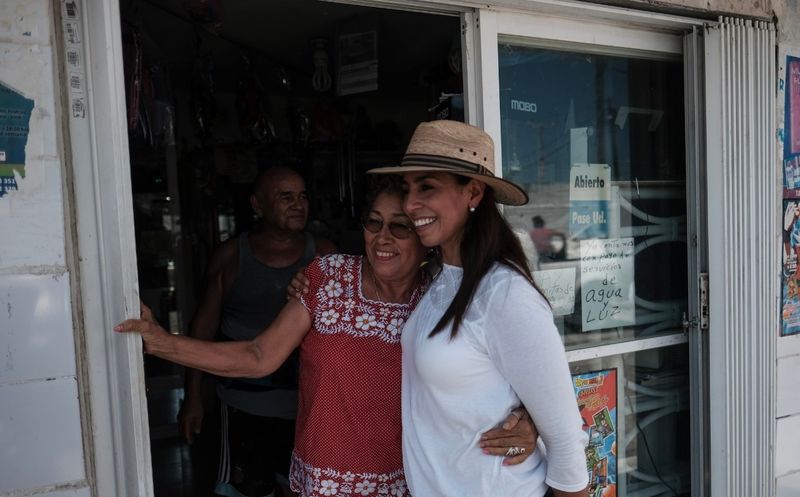 Por la mañana, en su recorrido con los vecinos de la Región 60, la candidata Marybel Villegas constató que la ciudadanía se siente desprotegida. (SIPSE)
