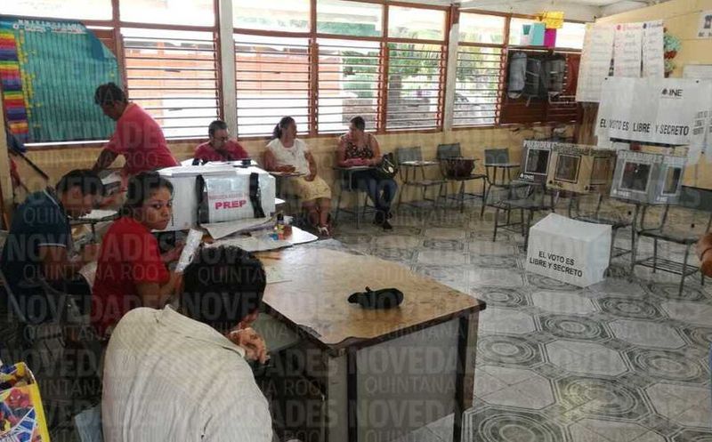 Ciudadanos que estaban formados para votar fueron capacitados para abrir la casilla 406, en Bacalar. (Javier Ortíz/Bacalar)
