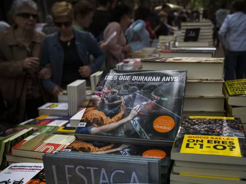 For the World Book Day, Catalan history were among the most sold in street stalls. (Internet)