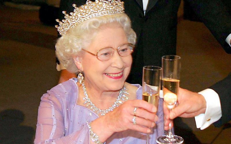 Chef de la reina Isabel II revela que la monarca bebe a diario