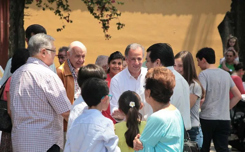 Meade estuvo acompañado de su esposa, hijos y padre en la misa. (Foto: Redacción)