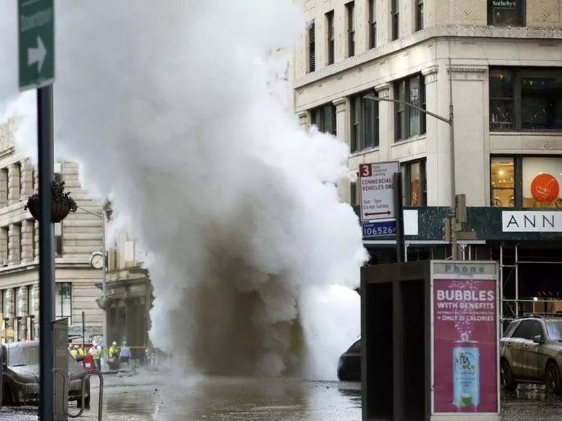 Steam billows on New York’s Fifth Avenue. A steam pipe exploded beneath Fifth Avenue in Manhattan early Thursday.