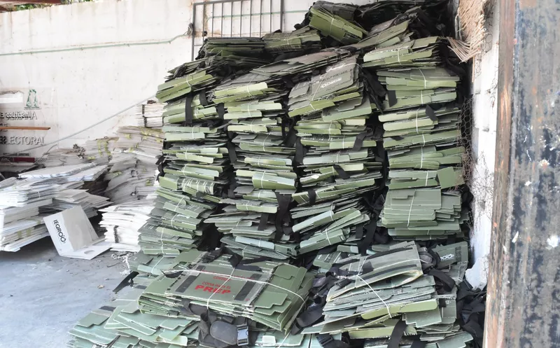 Las 18 toneladas de material y documentación electoral que fueron desechadas por el Ieqroo, serán recicladas en Chetumal y Mérida. (Daniel Tejada/SIPSE)