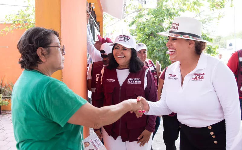Jimena Lasa escucha a habitantes de la supermanzana 505 de Cancún. (Cortesía)