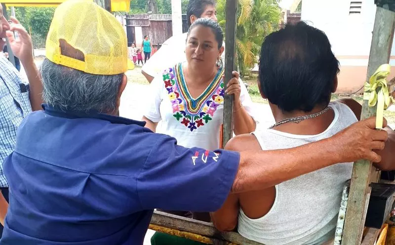 La candidata a diputada por el Distrito 13 por la coalición PAN, PRD y PES, Rocío González, recorrió colonias de José María Morelos.  (Cortesía)